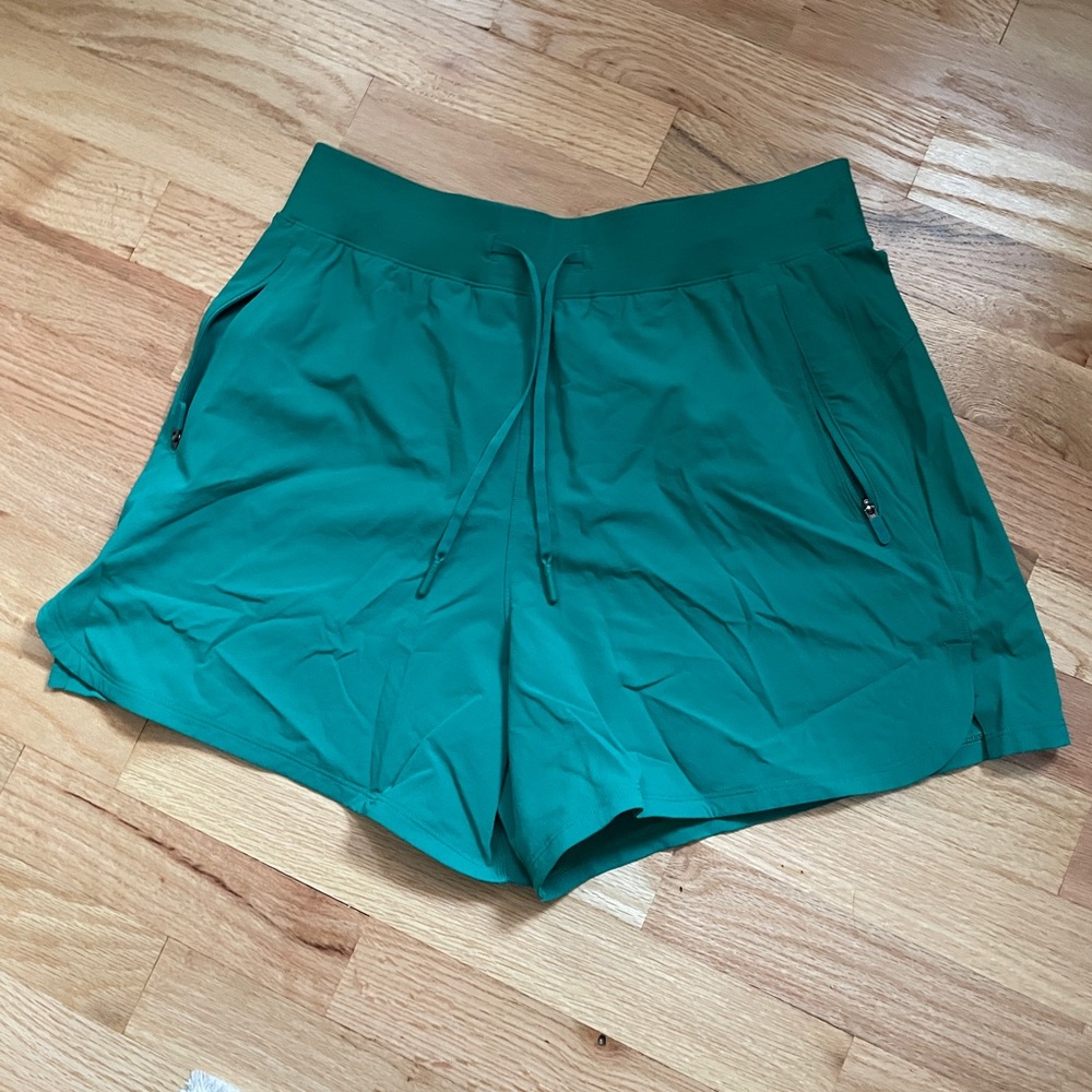 License to Train short size 6